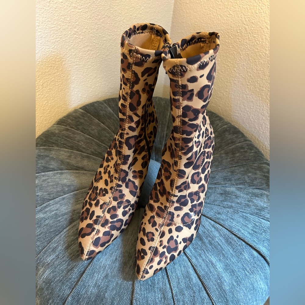 Animal print booties . Mid leg boots - Picture 4 of 5